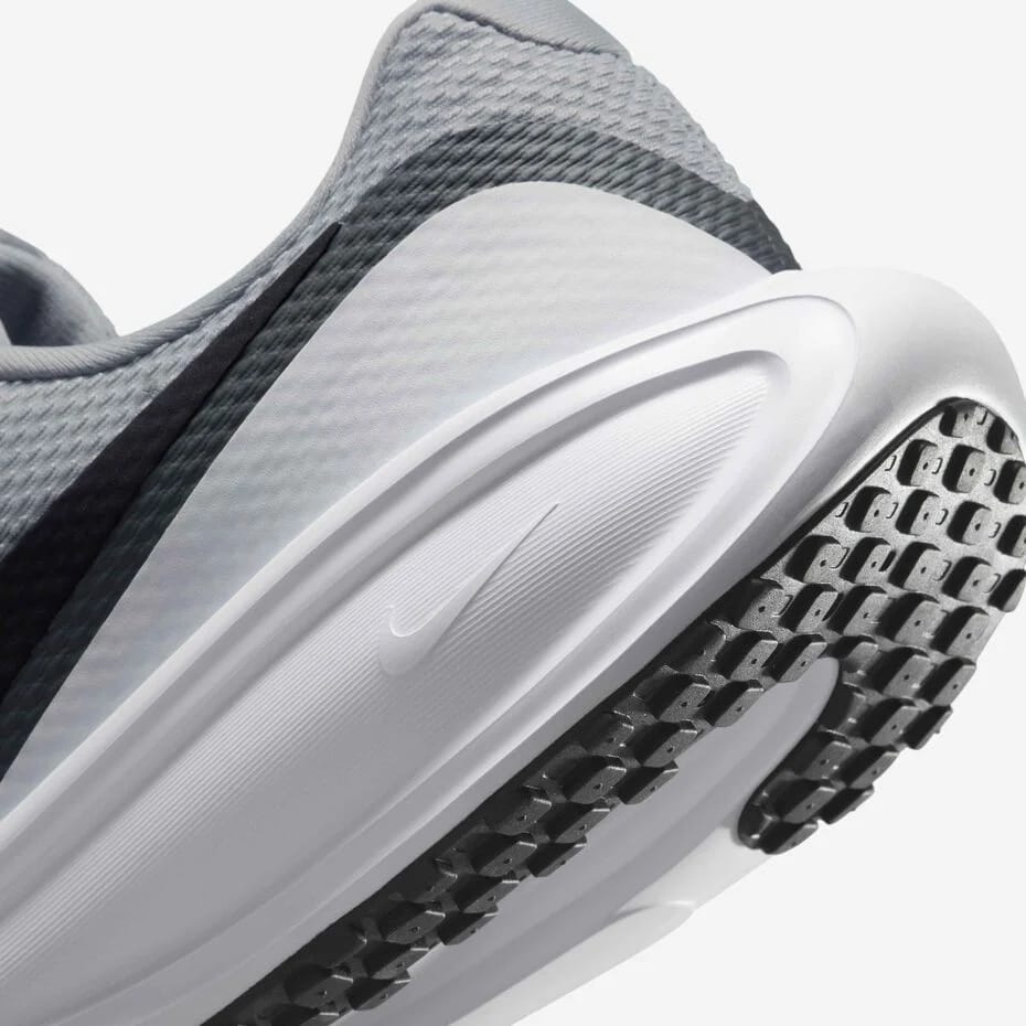 NIKE REVOLUTION 8 - L.SMOKE